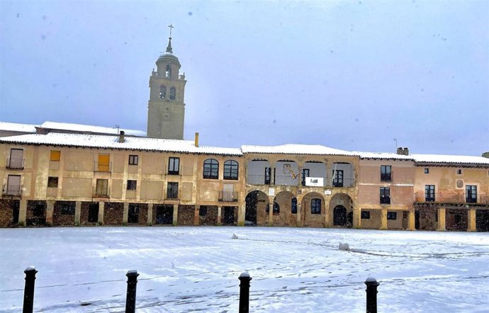 Uno de los edificios emblemáticos del municipio de Medinaceli con una capa de nieve, a 23 de noviembre de 2021, en Medinaceli, Soria, Castilla y León (España). Castilla y León y Castilla La-Mancha son dos de las seis comunidades que se encuentran en ale