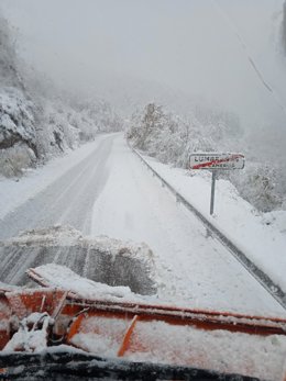 Carretera riojana con nieve en Lumbreras