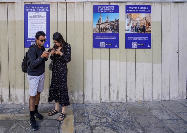 Archivo - Turistas en Sevilla