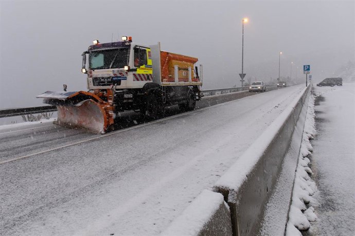 Imagen de recurso de una máquina quitanieves en las carreteras del Puerto de Navacerrada durante la DANA de noviembre de 2021. 