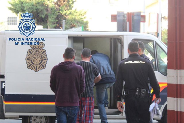 Los detenidos entran en el furgón policial