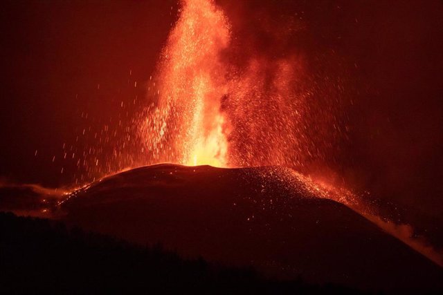 Lava del volcán vista desde el Paso, en La Palma