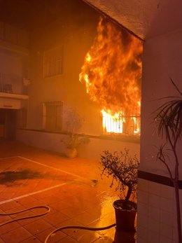 El fuego afecta a la vivienda de Alicante