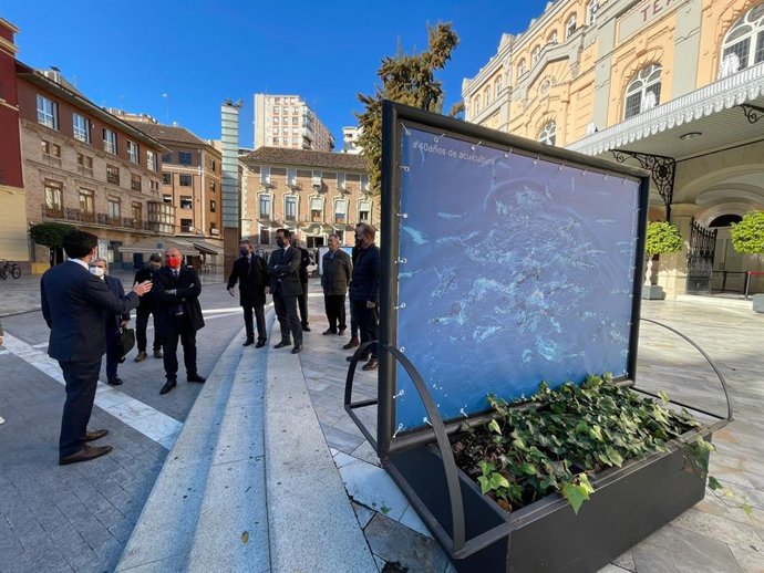 Imagen de la inauguración de la exposición en la plaza Julián Romea