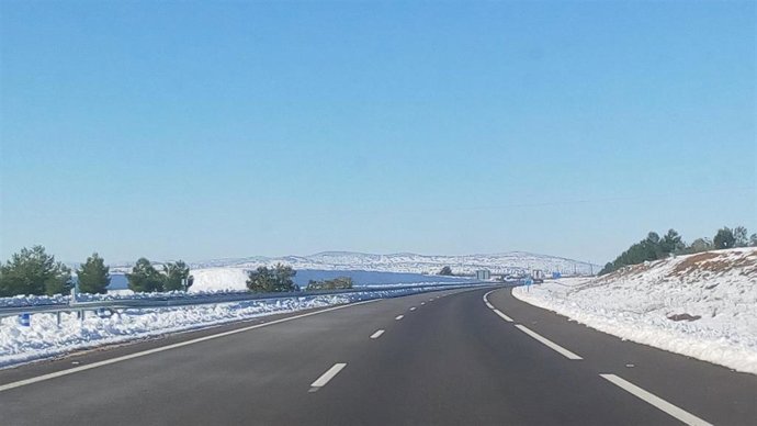 Archivo - Carretera con nieve. Autovía nevada.