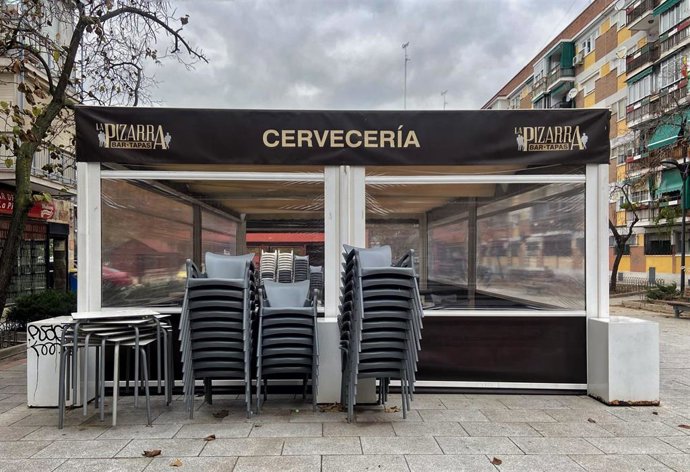 Un establecimiento con la terraza recogida  