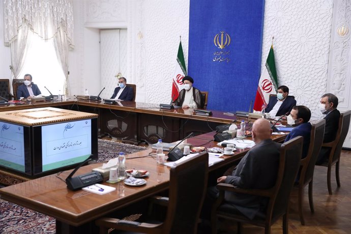Archivo - HANDOUT - 19 October 2021, Iran, Tehran: Iranian President Ebrahim Raisi (3rd L) chairs a meeting of the cabinet's Economic Coordination Board. Photo: -/Iranian Presidency/dpa - ATTENTION: editorial use only and only if the credit mentioned ab