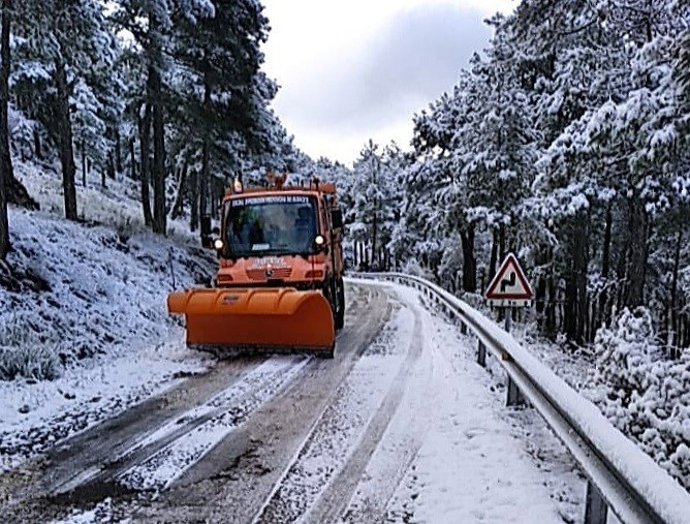 El Plan de Vialidad Invernal 21/22 de la Diputación de Albacete 'se estrena' en el puerto de las Crucetillas