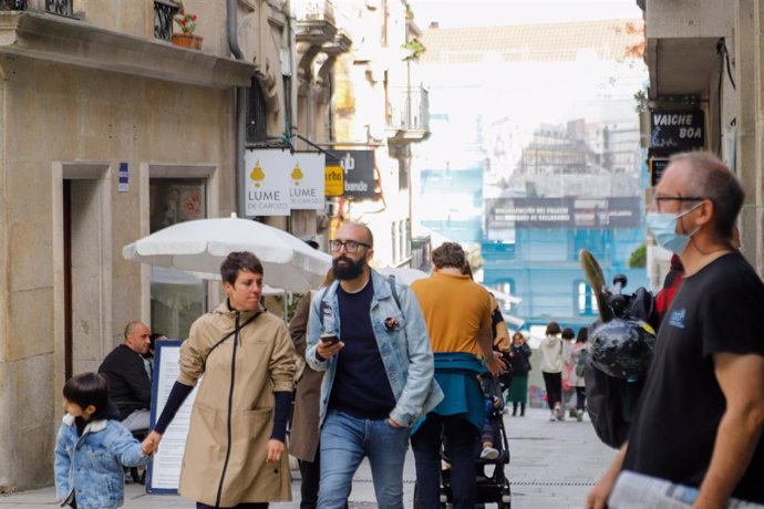 Archivo - Varias personas caminan por una vía, a 23 de octubre de 2021, en Vigo