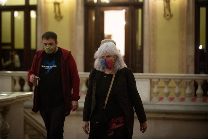 La líder de la CUP en el Parlament, Dolors Sabater, a su llegada a un pleno sobre la totalidad de los Presupuestos, en el Parlament, a 22 de noviembre de 2021, en Barcelona, Cataluña (España). Durante su comparecencia, Giró ha celebrado el desbloqueo de