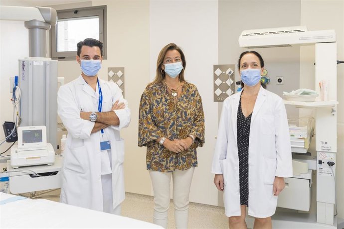 De izquierda a derecha, Flavio da Silva, director de enfermería, Dra. Paloma Leis, directora gerente, y Dra. Isabel Rodríguez, directora médica de Vithas en Canarias