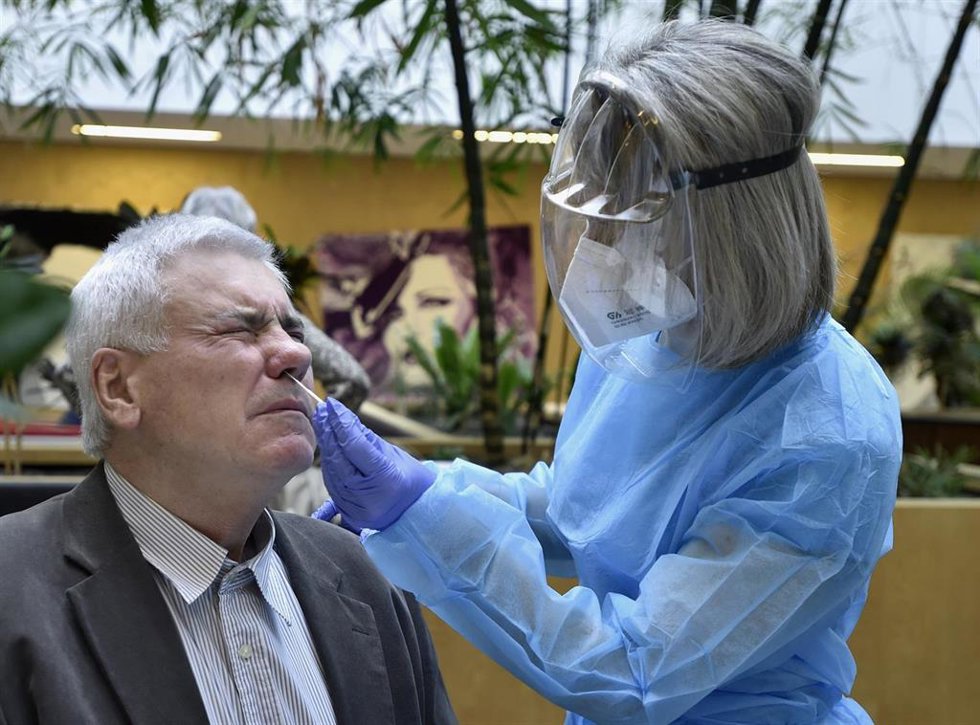 Archivo - Prueba de coronavirus en la capital de República Checa, Praga