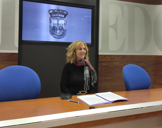 La concejala del PSOE en el Ayuntamiento de Oviedo, Marisa Ponga, en rueda de prensa.