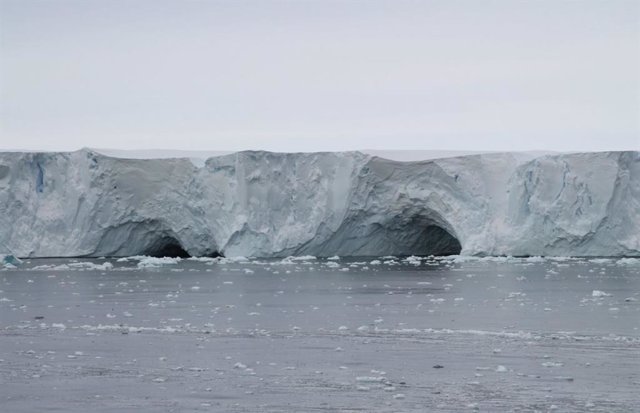 El borde de una capa de hielo antártica en la costa del vasto continente, rodeado por el Océano Austral. Imagen capturada en 2017.