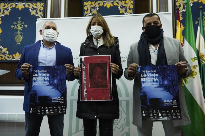 La delegada de Turismo en Sevilla, Rosa Hernández, ha presentado el Festival de Cortos de Terror y Fantástico La Vieja Encina de San Nicolás del Puerto (Sevilla) acompañada del alcalde Juan Carlos Antúnez y el teniente de alcalde Justo Zahínos.