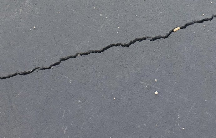 Una de las grietas aparecidas en la plaza Santiago tras su remodelación.