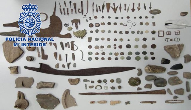 Falcata y otras piezas recuperadas.