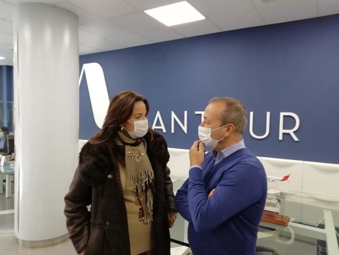 La delegada territorial de Turismo de la Junta en Huelva, María Ángeles Muriel, visita la empresa Atlantour DMC S.L.