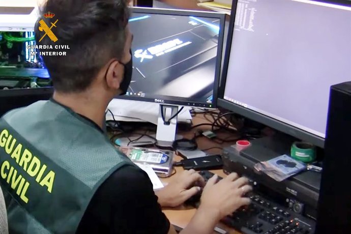 Guardia civil en investigación de ciberdelitos