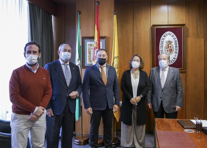 El delegado de la Junta en Sevilla, Ricardo Sánchez, ha presentado a la directiva del Colegio de Médicos de Sevilla el presupuesto de Salud para la provincia.