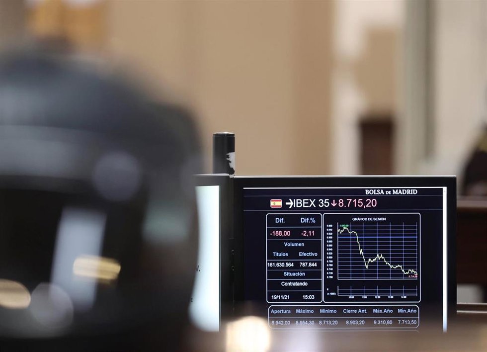 Valores del Ibex 35 en el Palacio de la Bolsa de Madrid, a 19 de noviembre de 2021, en Madrid, (España). El Ibex 35 cedía un 1,03% en la media sesión de este viernes, lo que llevaba al selectivo a situarse en los 8.811,4 puntos a las 12.02 horas, en una