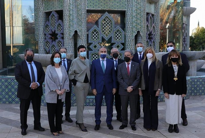 Elías Bendodo (c.) destaca la relación entre Andalucía y Marruecos como "un referente de cooperación transfronteriza"