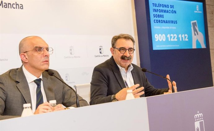 El consejero de Sanidad de C-LM, Jesús Fernández Sanz, y el director general de Salud Pública, Juan Camacho