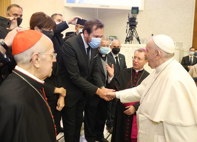 El Papa Francisco saluda al alcalde de Valladolid en presencia del cardenal arzobispo, Ricardo Blázquez, y el obispo vallisoletano Aurelio García Macias.
