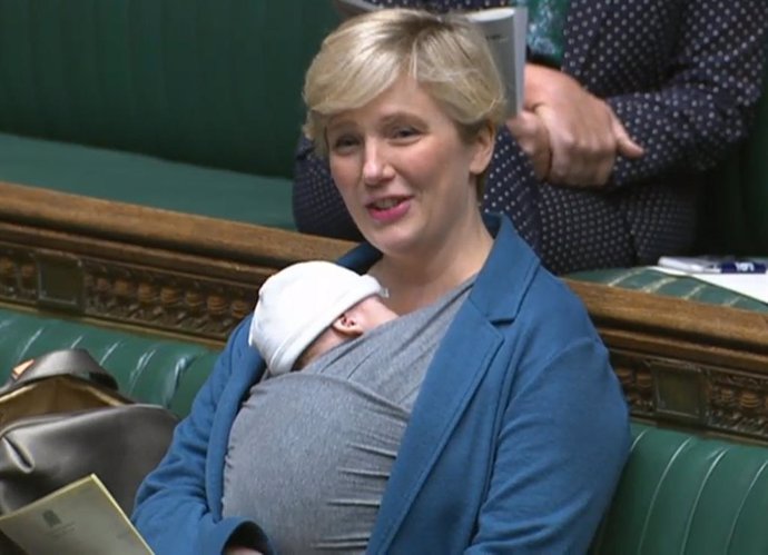 Archivo - SCREENSHOT - 23 September 2021, United Kingdom, London: Labour MP Stella Creasy speaks at the House of Commons in London with her newborn baby in her arms. Photo: House Of Commons/PA Wire/dpa - ACHTUNG: Nur zur redaktionellen Verwendung im Zus