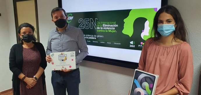 La ganadora del Concurso Nacional de Microrrelatos de CSIF, Mónica Castellano, junto al presidente del sindicato en Extremadura, Benito Román