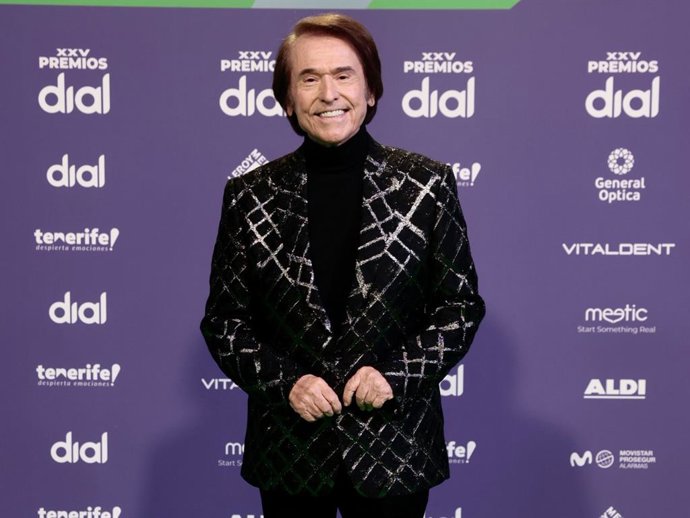 Raphael, en los Premios Dial celebrados este martes en Tenerife