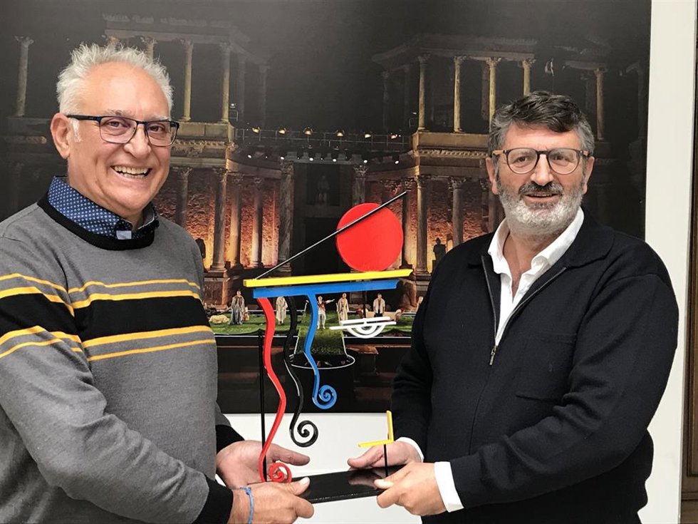 El escultor Miguel Sansón entrega la imagen del 67 Festival de Mérida