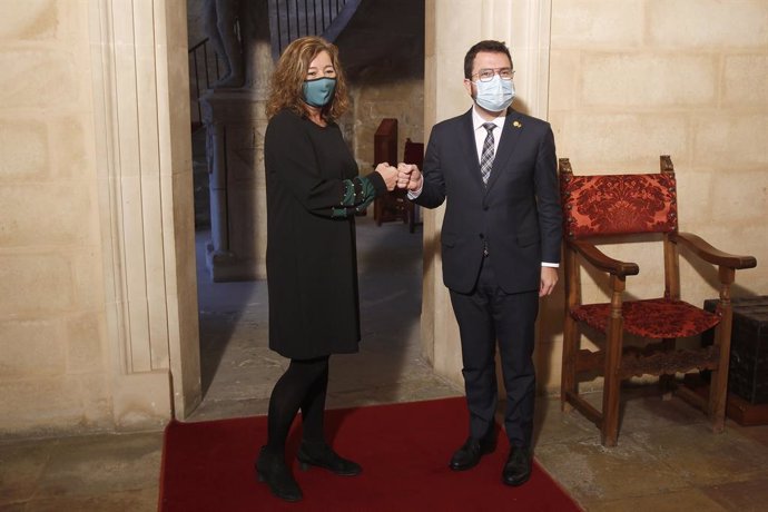 La presidenta del Govern de les Illes Balears, Francina Armengol, rep el president de la Generalitat de Catalunya, Pere Aragons, al Consolat de Mar a Palma