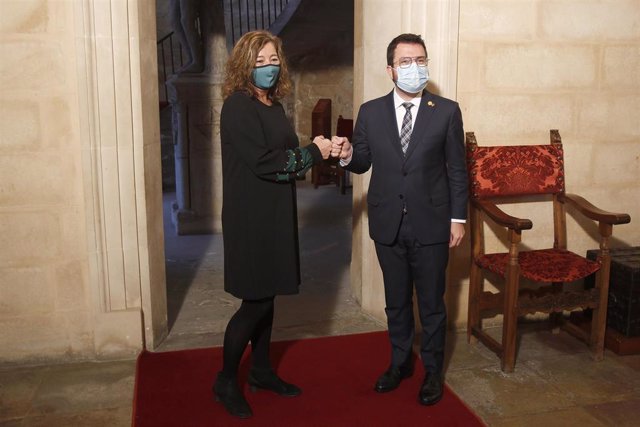 La presidenta del Govern, Francina Armengol (i), recibe al presidente de la Generalitat de Cataluña, Pere Aragonès (d), en el Consolat de Mar, a 24 de noviembre de 2021, en Palma de Mallorca, Islas Baleares (España). Esta reunión bilateral coincide con el