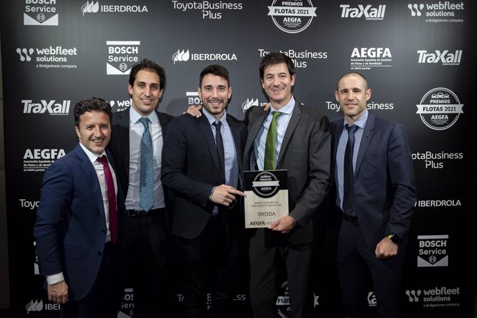 Representantes de Skoda recogiendo el premio concedido por AEGFA