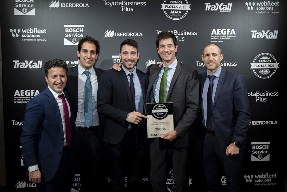 Representantes de Skoda recogiendo el premio concedido por AEGFA