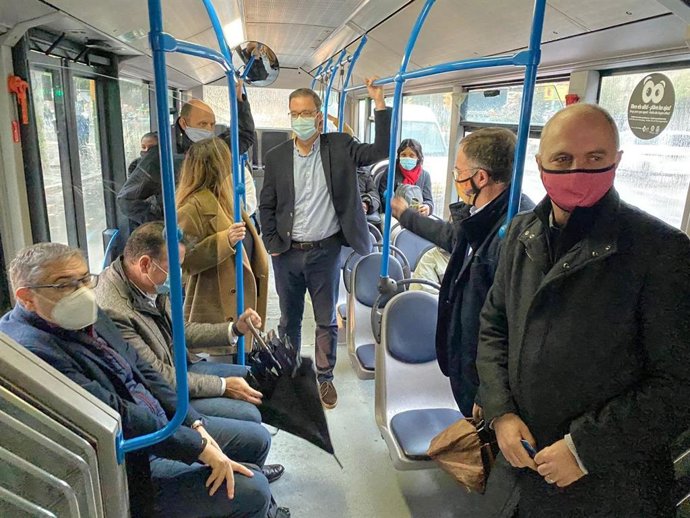 El conseller de Movilidad y Vivienda, Josep Marí, y el alcalde de Palma, José Hila, en un autobús de la EMT de Palma.