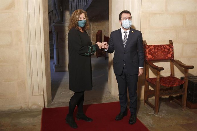 La presidenta del Govern, Francina Armengol (i), recibe al presidente de la Generalitat de Cataluña, Pere Aragons (d), en el Consolat de Mar, a 24 de noviembre de 2021, en Palma de Mallorca, Islas Baleares (España). Esta reunión bilateral coincide con 
