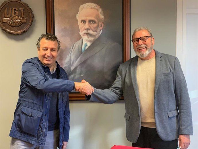 El secretario general del PSOE de Sevilla, Javier Fernández, se ha reunido con el secretario general de UGT de Sevilla, Juan Bautista Ginés.
