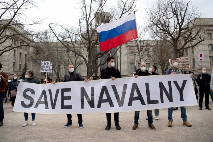 Archivo - FILED - 21 April 2021, Berlin: Pro-Navalny demonstrators stand with a banner in front of the Russian embassy as they protest to demand the release of the imprisoned leading Russian opposition figure Alexei Navalny. Supporters of leading Russia