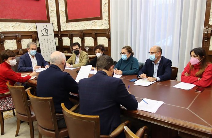 Junta de Gobierno del Ayuntamiento de Valladolid presidida por el teniente de alcalde Manuel Saravia.