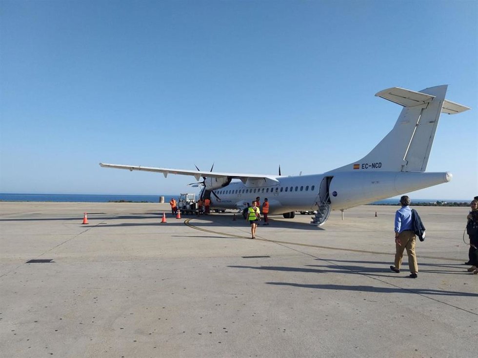 Archivo - Un avión en el Aeropuerto de Almería. 