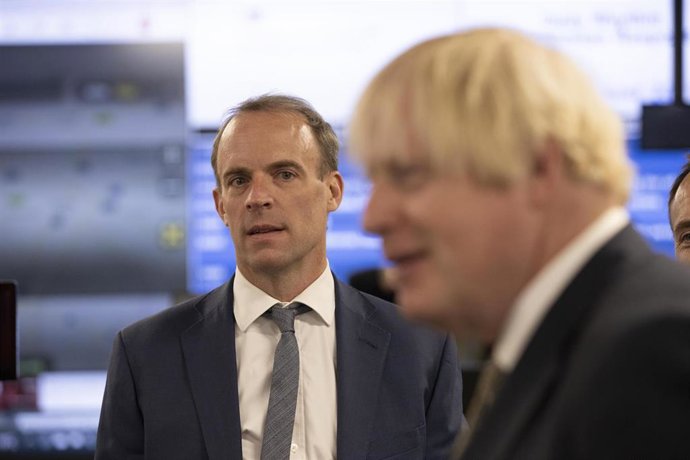 Archivo - El ministro de Justicia de Reino Unido, Dominic Raab, mira al primer ministro, Boris Johnson. 