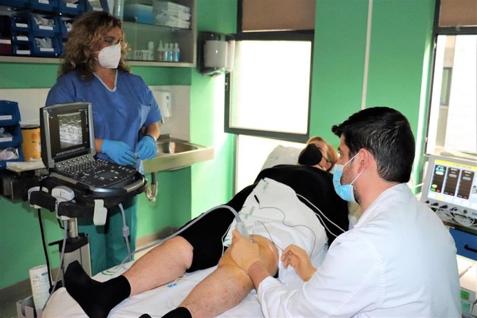 Profesionales de la Unidad del Dolor aplican radiofreceuencia en nervios periféricos.