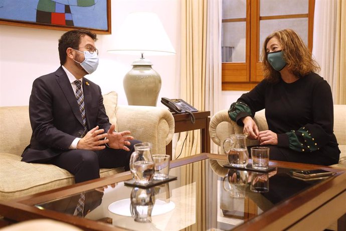 La presidenta del Govern, Francina Armengol (d), y el presidente de la Generalitat de Cataluña, Pere Aragons (i).