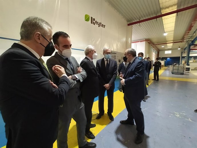 El consejero Rogelio Velasco (2 dcha.) y el delegado en Córdoba Ángel Herrados (2 izda.), durante una visita a las instalaciones de Keyter Technologies.