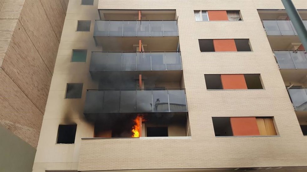 Archivo - Incendio en un edificio, imagen de archivo 