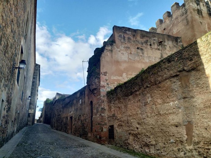 Archivo - Adarve de la muralla de Cáceres que cambiará su pavimento para mejorar el tránsito de peatones