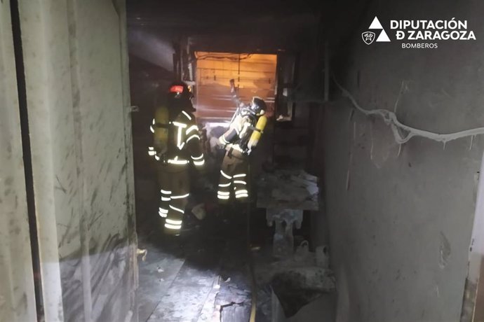 Los bomberos de la DPZ extinguen un incendio en una vivienda en Épila.