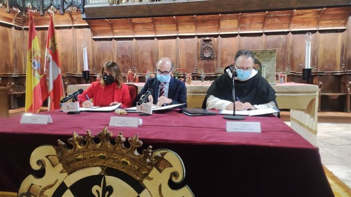 Imagen de la firma del convenio entre las consejerías de Cultura y Educación para la restauración del órgano de San Pablo en Palencia.